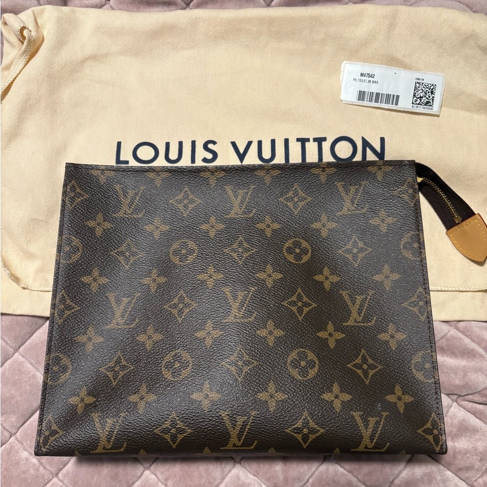Authentic Louis Vuitton toiletry 26 - amazing condition!